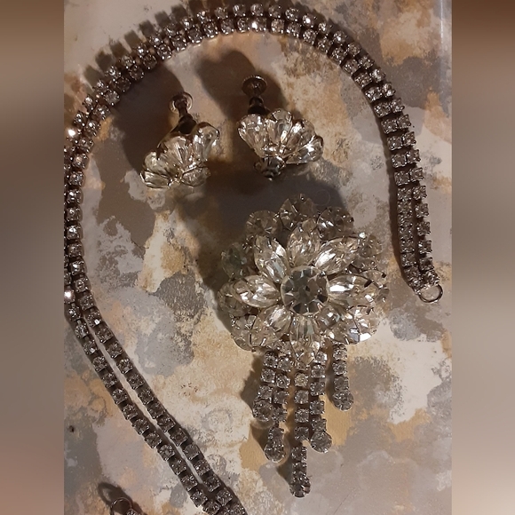 c1950 Crystal Flower Shaped Pendant Brooch w/ adorning Chain + Earring Set - Picture 2 of 8